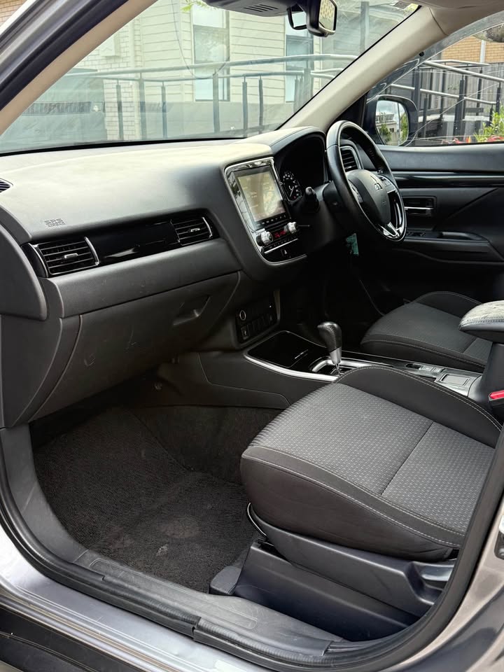 
								Mitsubishi Outlander full									