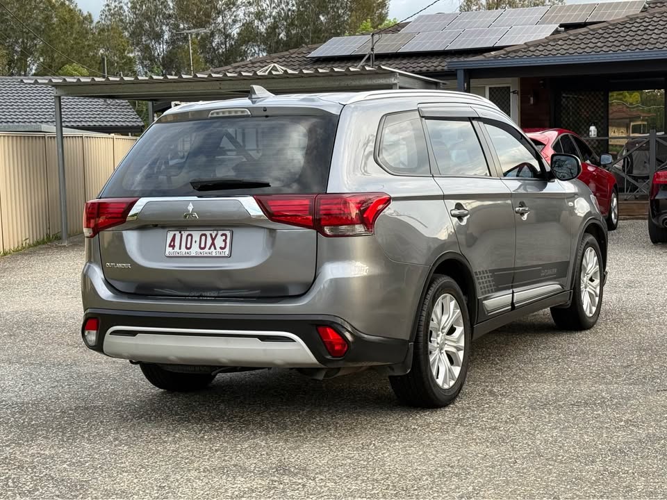 
								Mitsubishi Outlander full									
