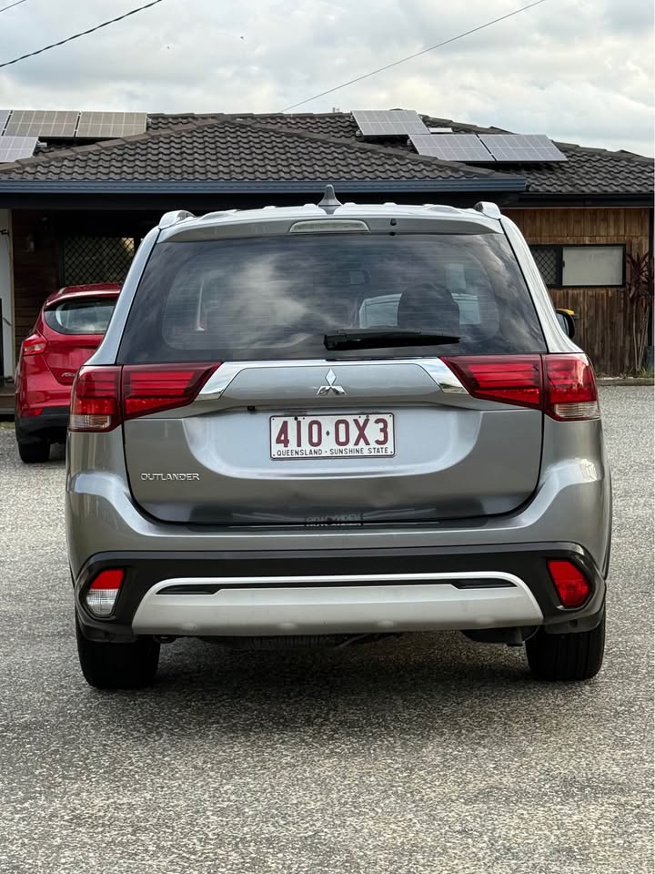 
								Mitsubishi Outlander full									