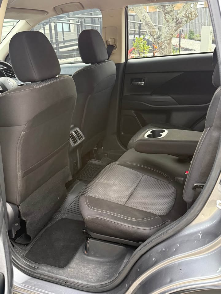 
								Mitsubishi Outlander full									