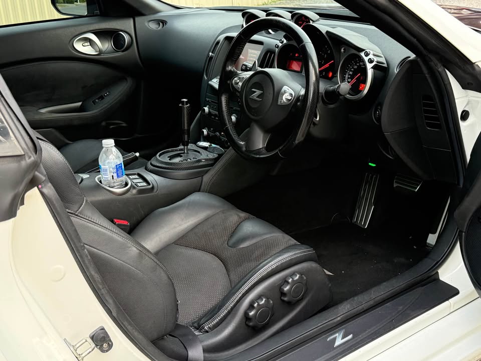 
								Nissan 370z full									